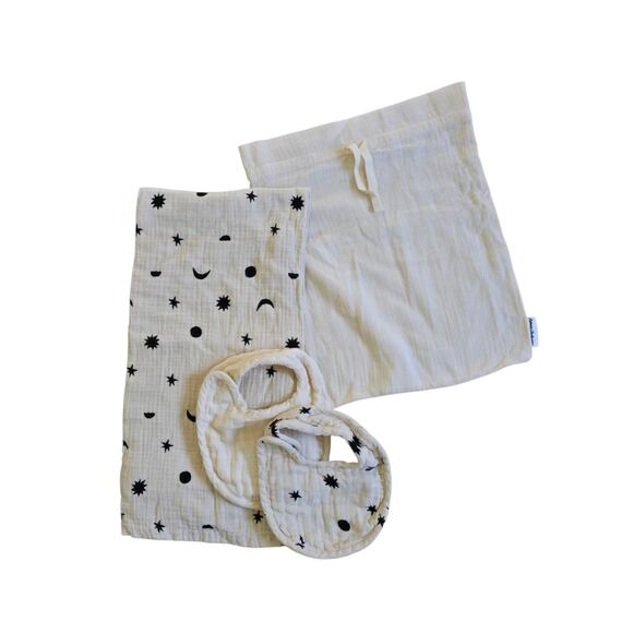 Hanna Andersson Baby Layette Muslin Bib & Swaddle Blanket Set Black Stars + Moon - Picture 1 of 3